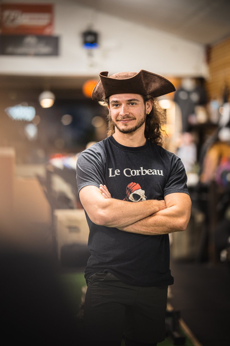 Samy Baiwir, chapeau de pirate sur la tête.